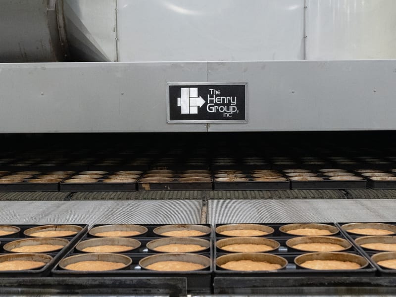 THG direct gas-fired tunnel oven baking product in pans