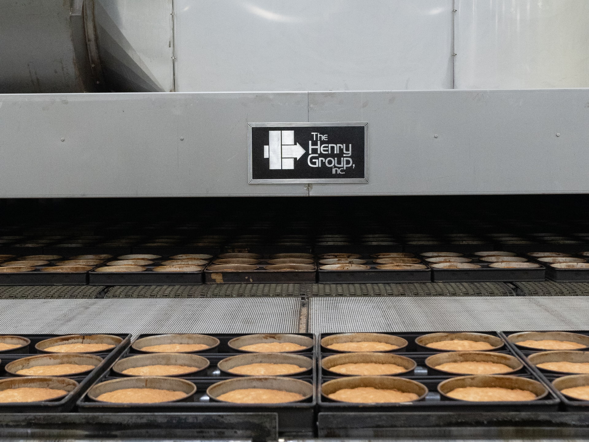 THG direct gas-fired tunnel oven baking product in pans