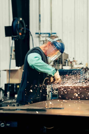 Grinding a metal component
