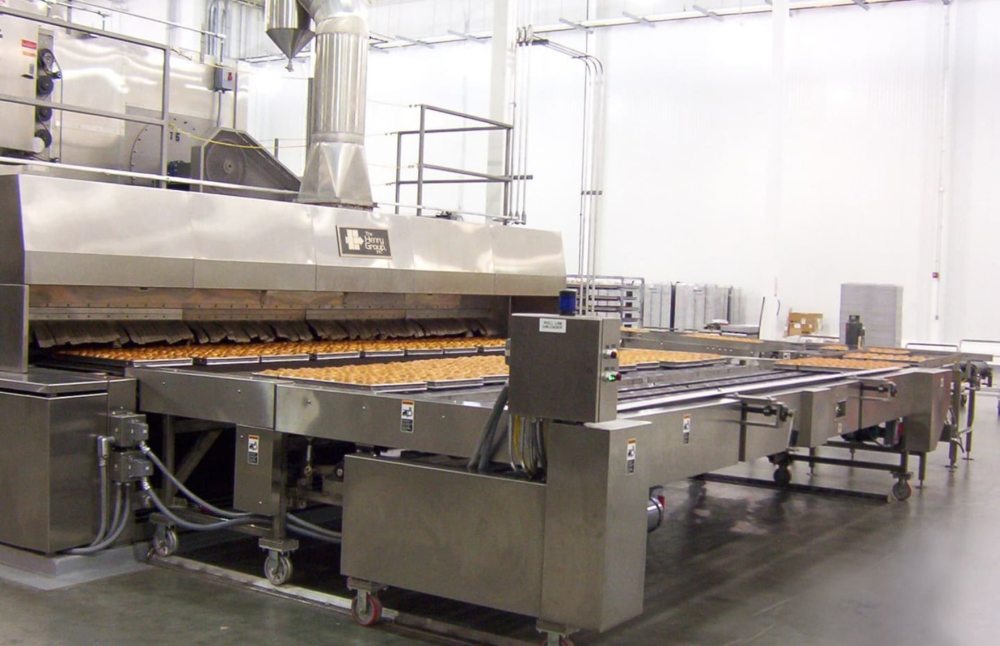 Bakery oven and discharge conveyor