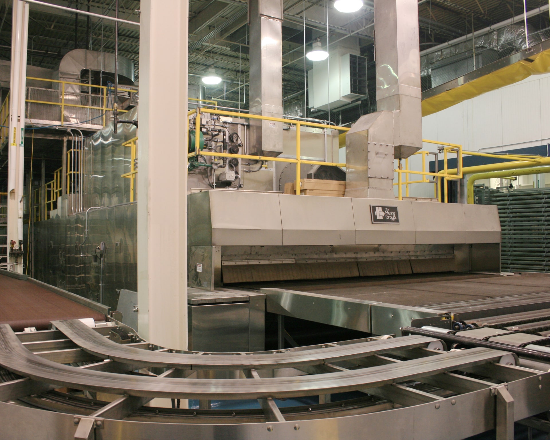 THG tunnel oven with loading and transfer conveyors