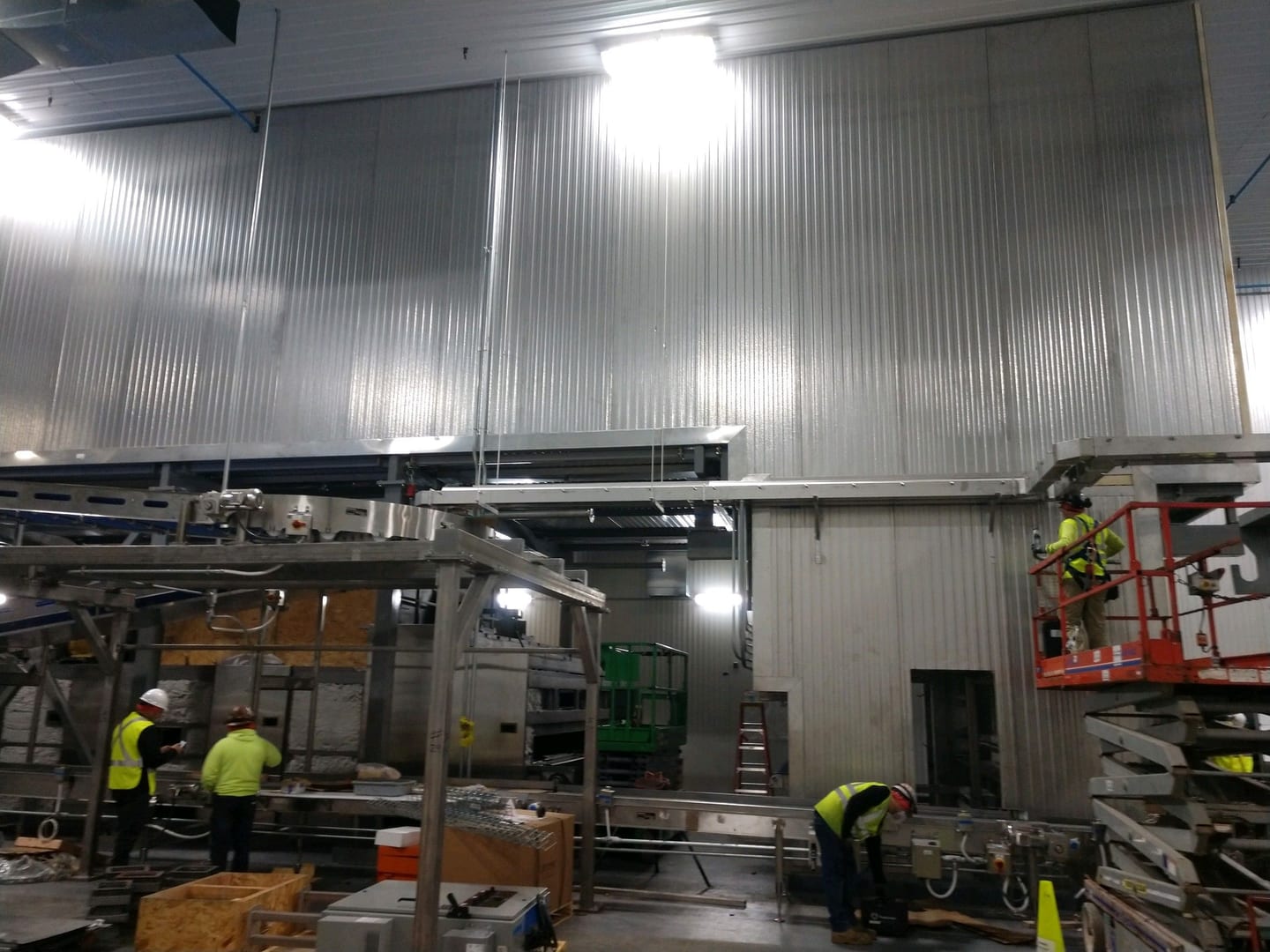Traveling-tray proofer enclosure and lower transfer equipment